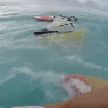 [:es]Kiter rescata a windsurfista[:en]Windsurfer rescued by a kitesurfer[:]