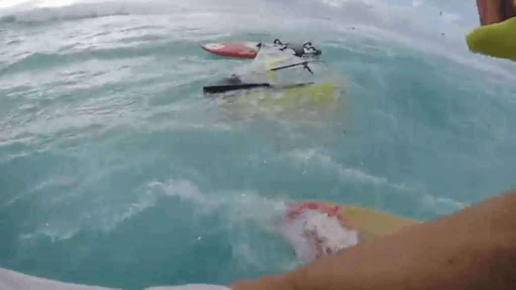 [:es]Kiter rescata a windsurfista[:en]Windsurfer rescued by a kitesurfer[:]